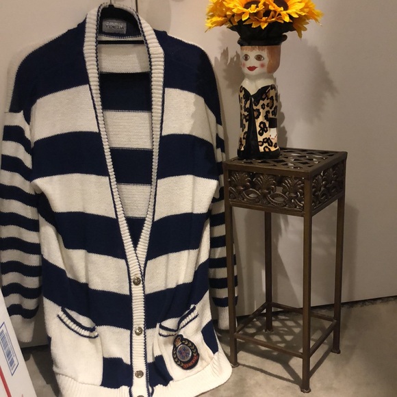 Vintage oversize sweater. Beautiful striping, 2 pockets, crest on pocket. - Picture 7 of 7